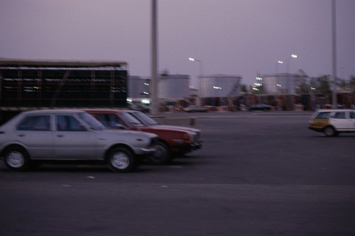 119_ＵＡＥ　'88 ⑥ スクールガナム　絨毯市場　陰に憩うラクダ 文献センター日本部門
