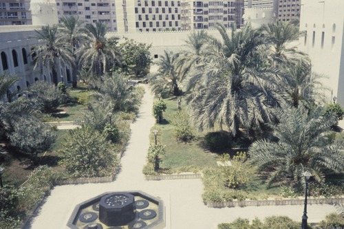 119_ＵＡＥ　'88 ⑥ スクールガナム　絨毯市場　陰に憩うラクダ 文献センター日本部門