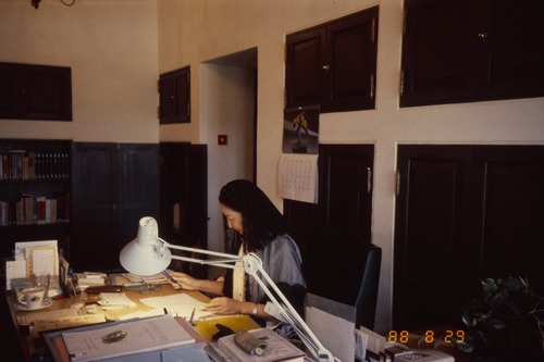 119_ＵＡＥ　'88 ⑥ スクールガナム　絨毯市場　陰に憩うラクダ 文献センター日本部門