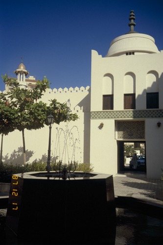 119_ＵＡＥ　'88 ⑥ スクールガナム　絨毯市場　陰に憩うラクダ 文献センター日本部門