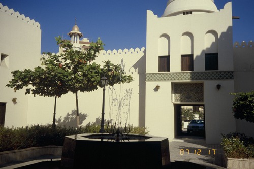 119_ＵＡＥ　'88 ⑥ スクールガナム　絨毯市場　陰に憩うラクダ 文献センター日本部門