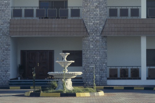 123_ＵＡＥ　'88.1月　⑩ 民家のおじいさん・庭、博物館（？）、ラッセルハイマ・ホテル、ラッセルハイマ・ザアビ家、アラブ人家庭内の女性・食事、オフィスの女性（ラッセルハイマホテルなど）