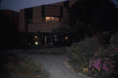 140_UAE '89 ② フタイム日本名誉領事邸訪問　ファンダメンタリスト風衣装　調査者片倉　アブダビ市場　金座