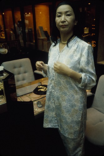 140_UAE '89 ② フタイム日本名誉領事邸訪問　ファンダメンタリスト風衣装　調査者片倉　アブダビ市場　金座